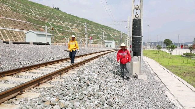 高温下的铁路巡道工,每天步行24公里,拧上千螺丝,保铁路安全!