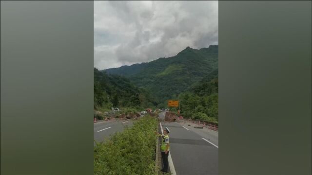 G50高速重庆石柱段发生山体滑坡