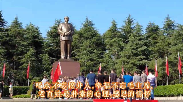 九月湖南湘潭晴朗,各地游客踊跃来到韶山广场向伟人铜像拜谒