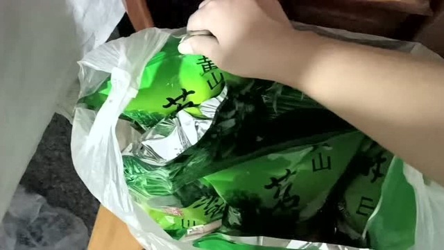 货源是自己家的茶叶厂,安全,放心.同事要的六斤口粮,明天送货去公司.