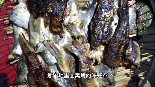 湖南新化农村,用稻花鱼制作烟熏干鱼全过程,100元一斤难买到