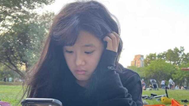 贾静雯晒大女儿近照,16岁梧桐妹颜值超高,妈妈大赞女儿好美好优秀