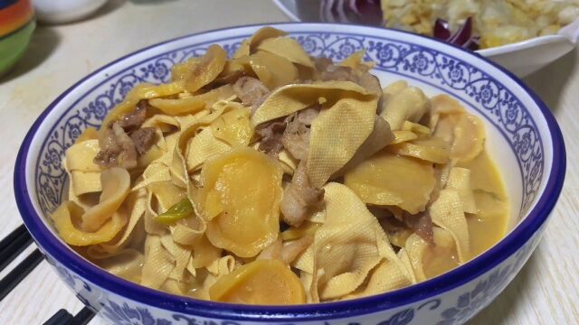 妈妈做的农家菜“土豆干炖干豆腐”搭配二米饭,东哥吃了三碗饭