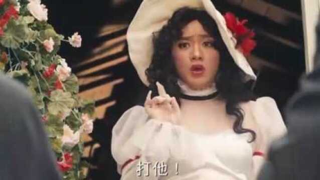 笑功震武林:小裁缝男扮女装,吸引林雪儿去做衣服,真辣眼