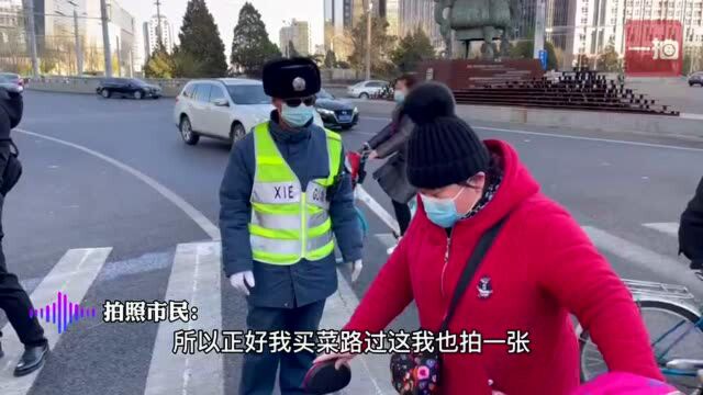 交通安全疏导忙,东直门“网红树”引围观