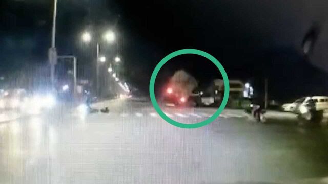 货车为躲避电动车侧翻压中警车?警方:无人员伤亡,原因正调查