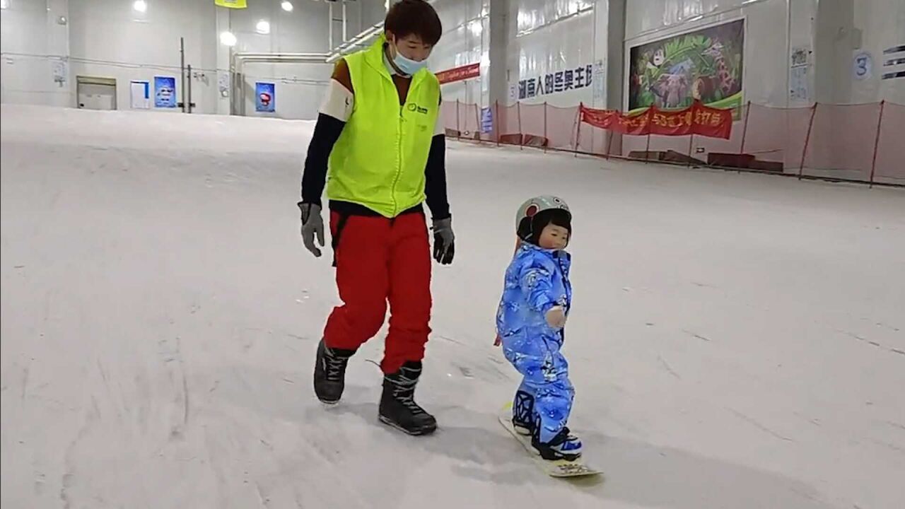 3岁女童单板滑雪轻松自如 教练:希望能达到世界级水平