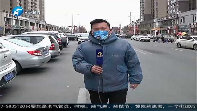 四车道竟变成了双车道?市民为图方便将私家车停在道路两旁 影响交通!