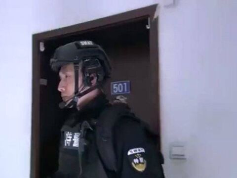 特警力量:特警配合万无一失,趁歹徒开门一瞬间,直接一枪毙命!