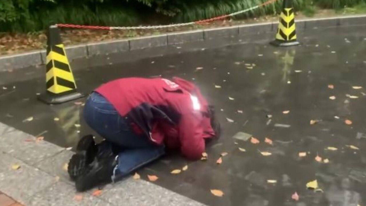 泪目!安庆一援沪医护得知父亲离世,大雨中朝着家乡方向跪拜