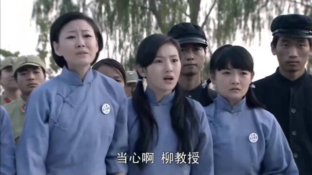 美国兵欺负女学生,没想班主任是高手,凌空一脚暴打美国兵