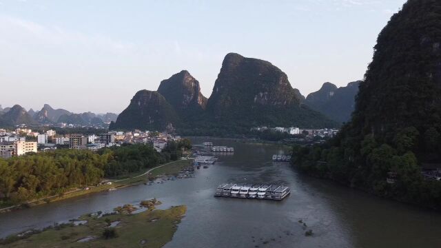 航拍广西桂林阳朔西街山峦起伏风景宜人漓江清澈游船如织