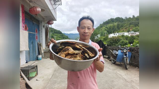 江西广昌秘制荷花鱼干从捞鱼到制作全过程成品后真的太美味了