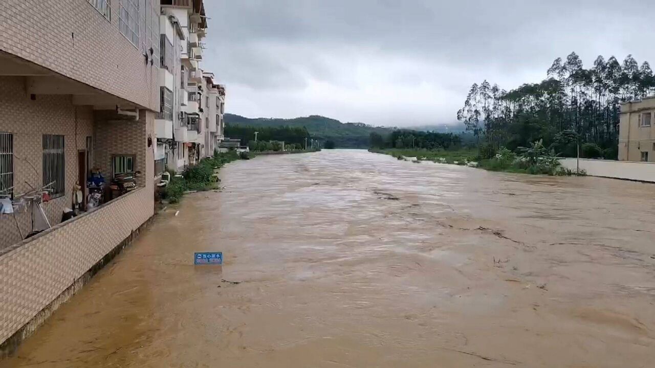 韶关暴雨致多地内涝,多部门联合转移受灾群众