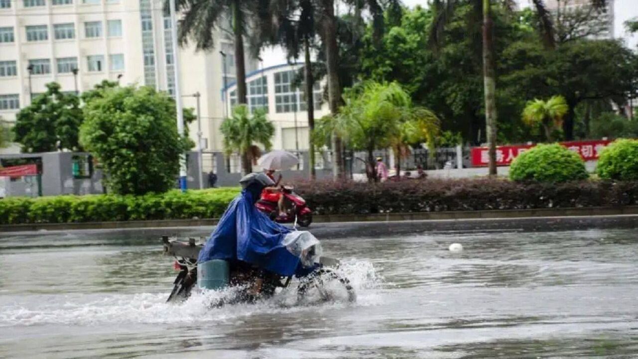 广西北海发布暴雨红警,积涝风险较大