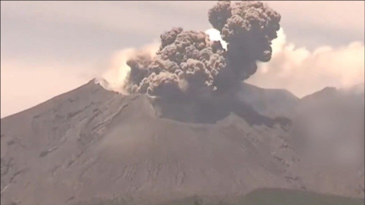 视频曝光:日本樱岛火山喷发 黑色云状烟柱迅速喷涌而出 高达1500米