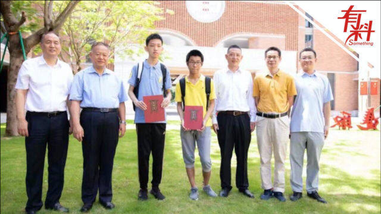 北京大学今年“首封”录取通知书送出 两位国际数学奥赛金牌得主一同从院士手中获得