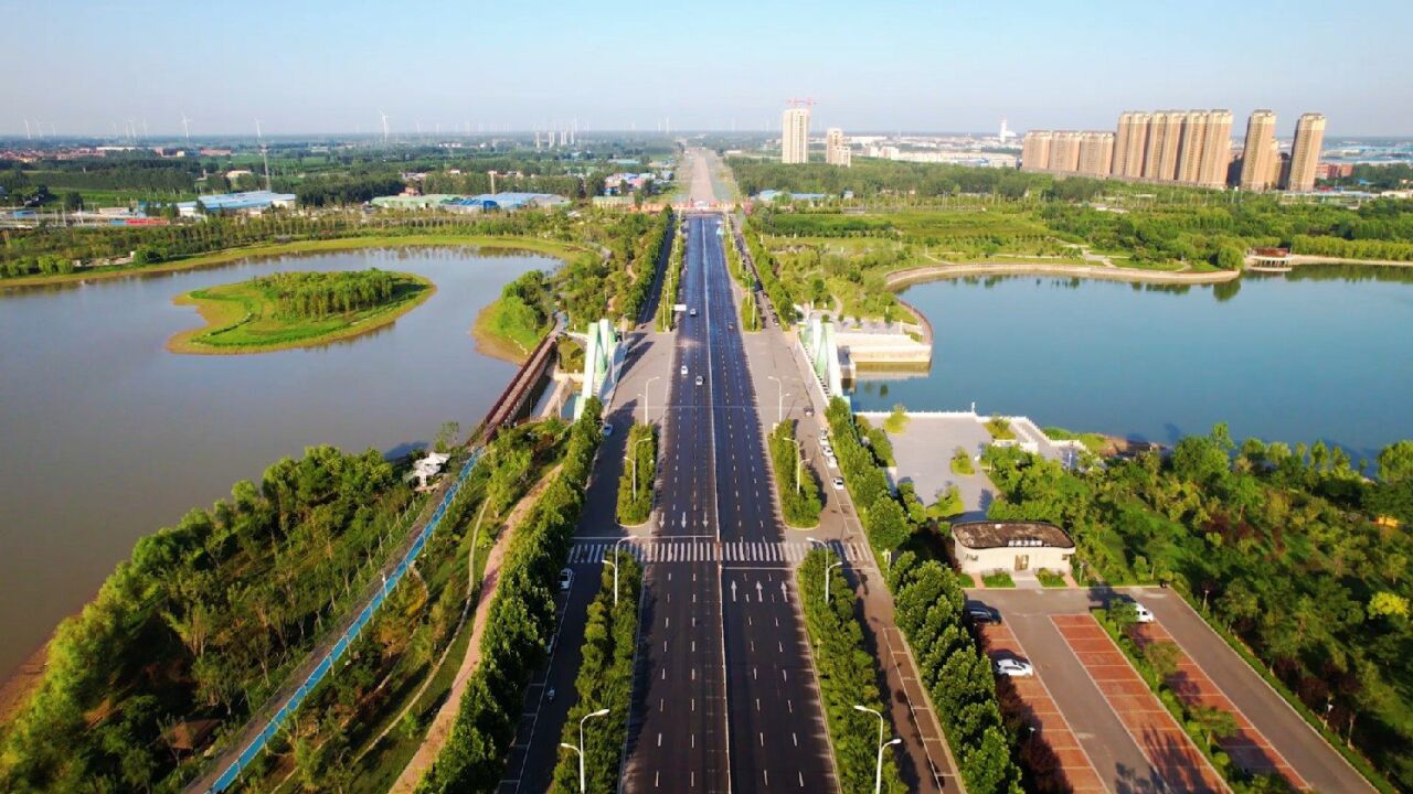 新乡市红旗区平原大道黄昏的美丽街景