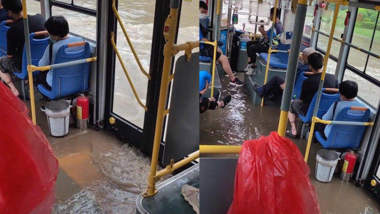 沈阳暴雨公交车被淹,女乘客淡定拍视频:我也坐上了会喷水的公交