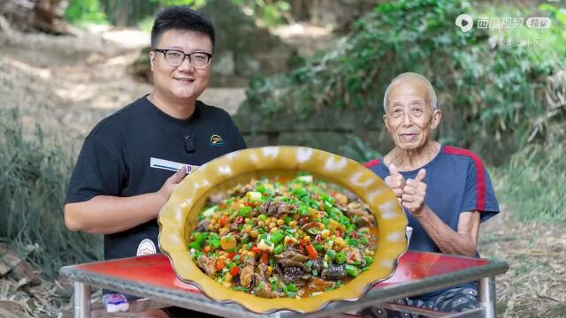 炊二哥送了两只跑山鸡,阿米做“黄豆烧鸡”鸡肉紧实,巴适得很