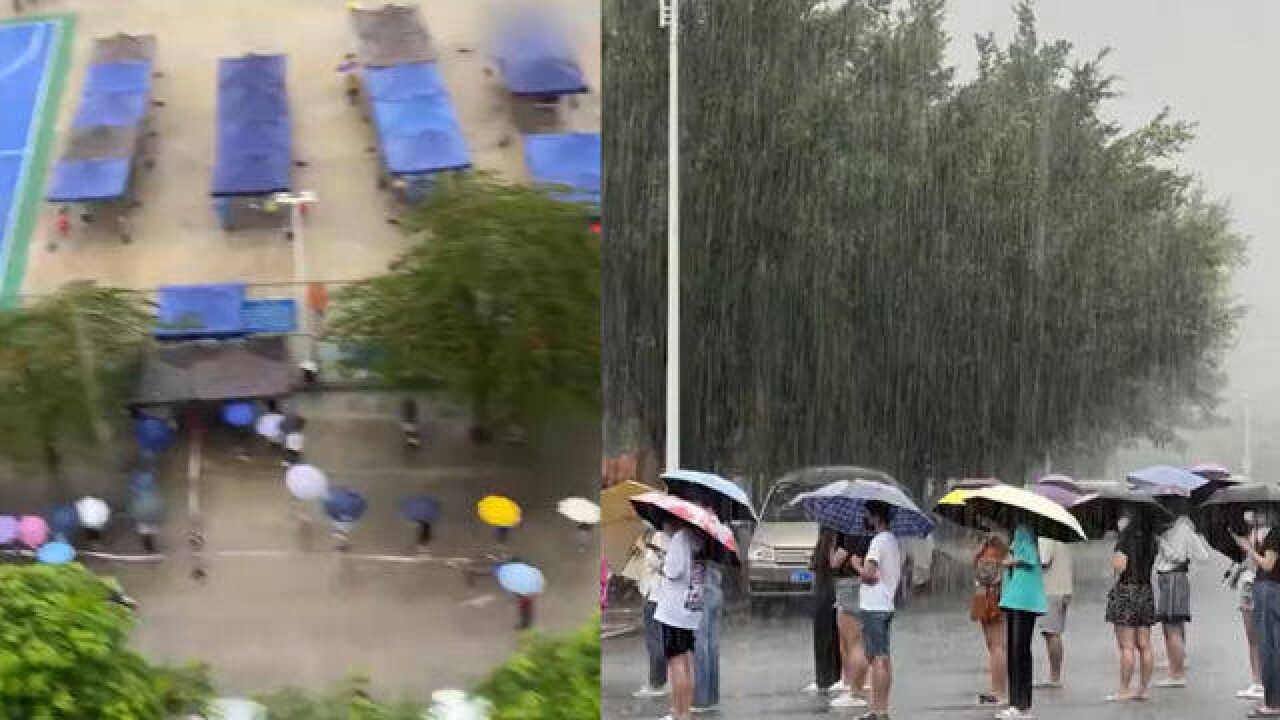 现场实拍!三亚全市降水,市民和游客打伞大雨中排队有序做核酸