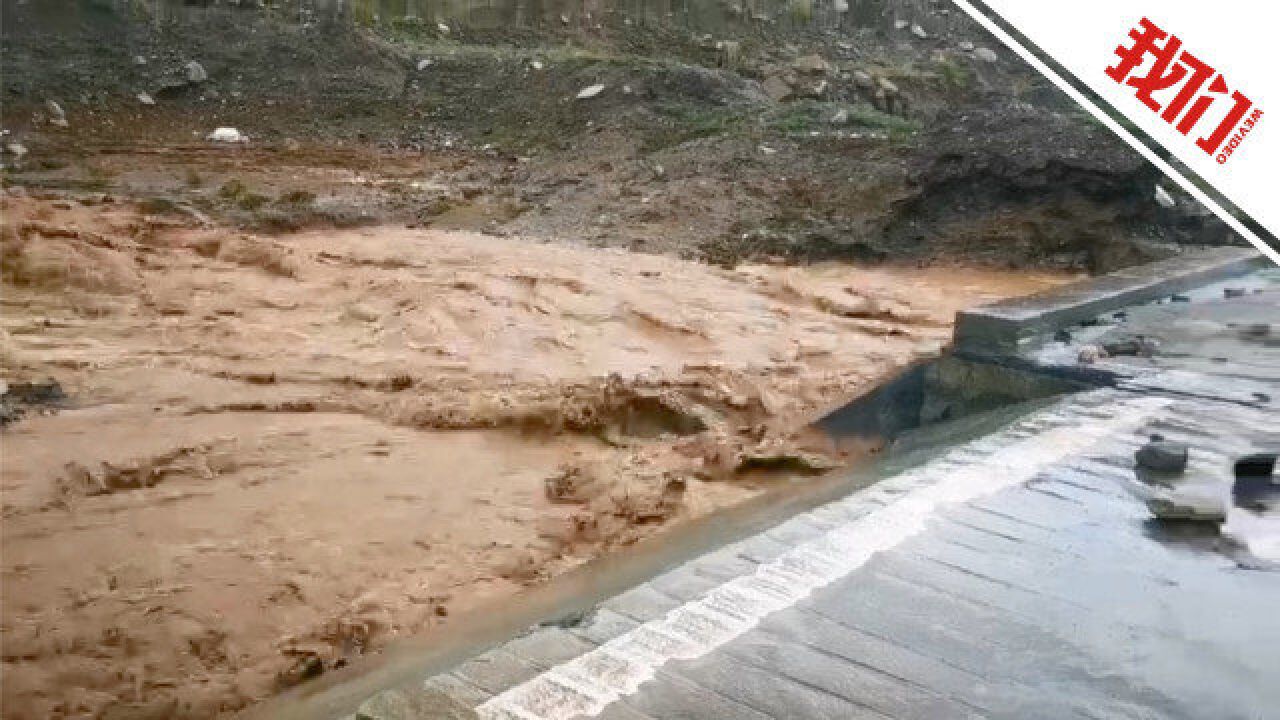 新疆拜城县持续降雨致局地现山洪 当地安排专人疏导过往车辆