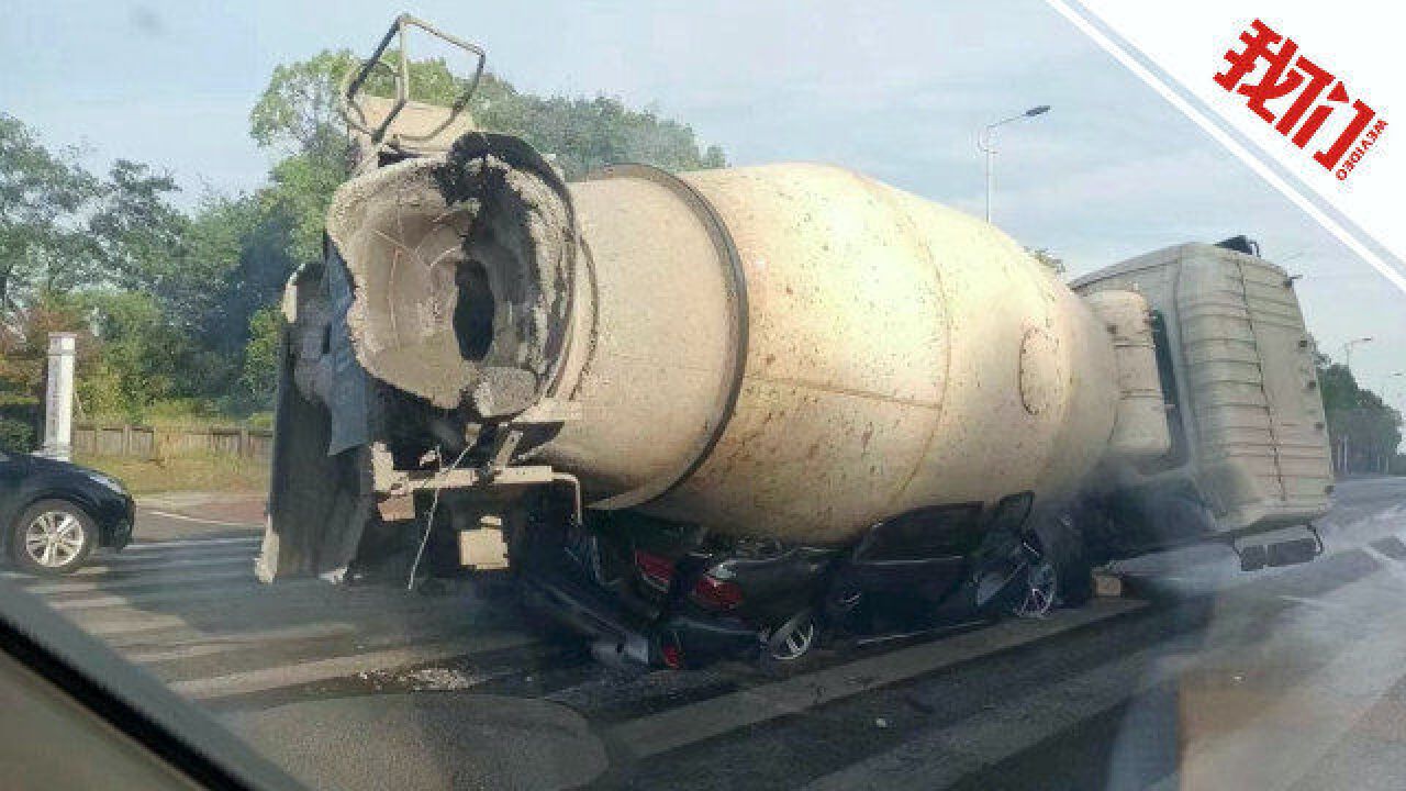 安徽铜陵水泥搅拌车侧翻碾压轿车致2人死亡 救援吊车将搅拌车拉起