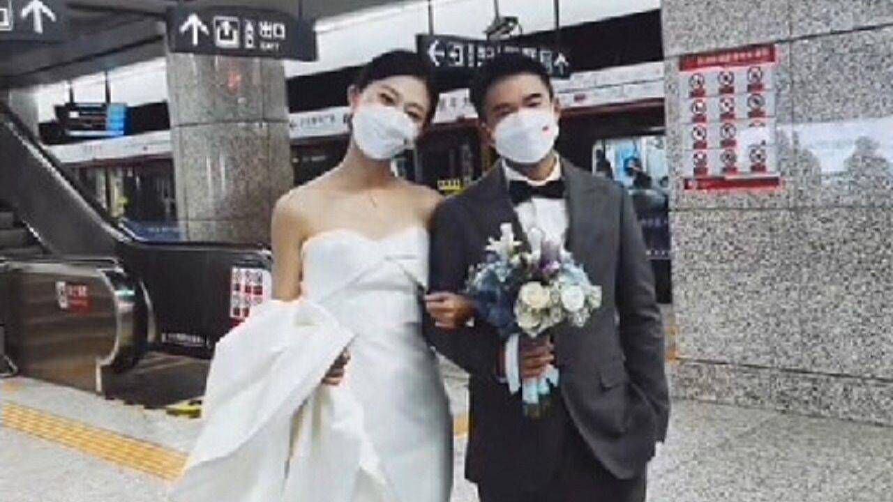 不一样的婚礼!辽宁一对新人携手坐地铁参加婚礼