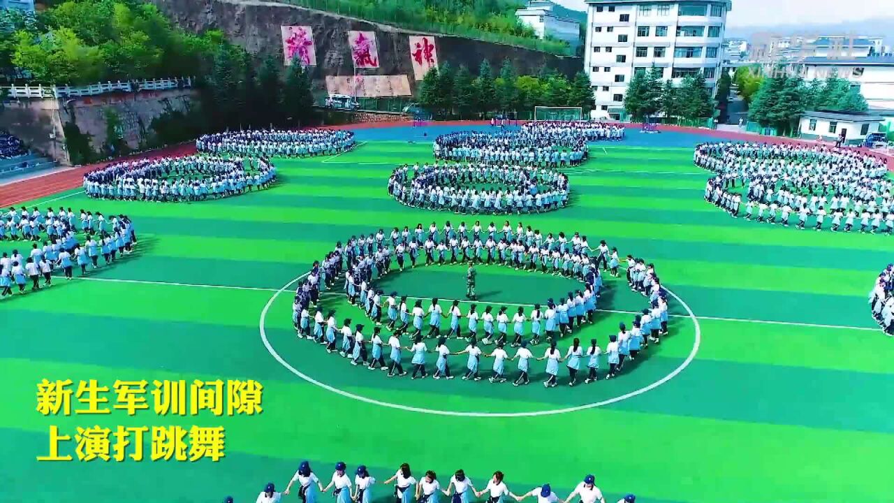 云南学生上演大型“打跳” 民族风情“溢出屏幕”