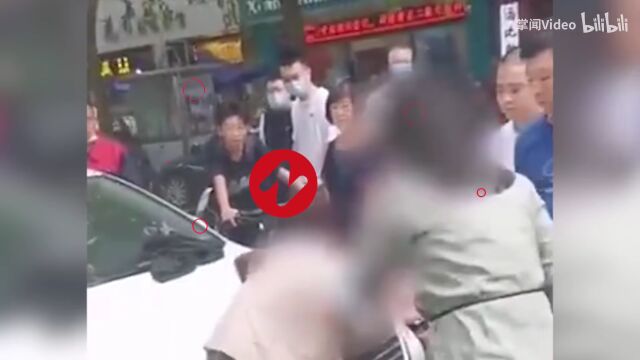 西安一老外当街猥亵妇女!强行搂抱、舌吻,被抓后丑态百出