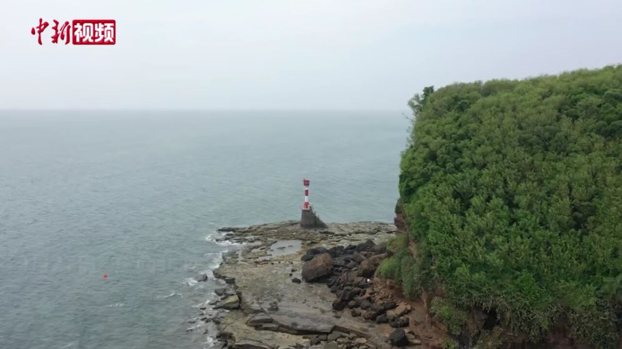 广西火山岛游人如织海蚀火山岩风光绮丽