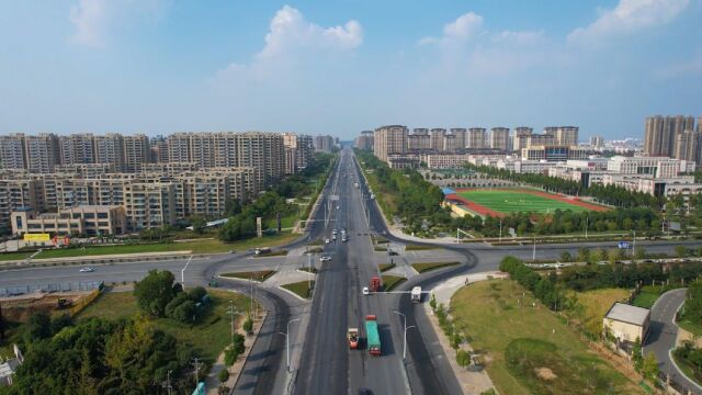 河南遂平县嵖岈山大道两侧高楼大厦屹立道路美丽街景