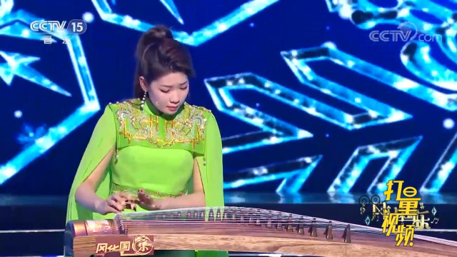 一首《悬崖之上,丁雪纯深情演奏,曲风优美,难忘怀