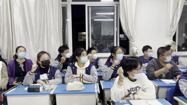 【聚焦班会课堂,提升班级管理】平度双语学校八年级“建设班级共同体”主题班会