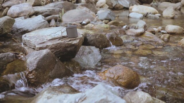 江山无常主,红尘声色路.游人不远行,闲在心安处