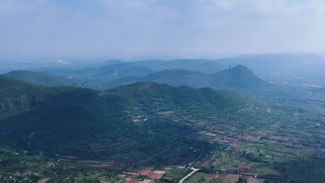 枣庄薛城山区薄雾笼罩 景色朦胧如画