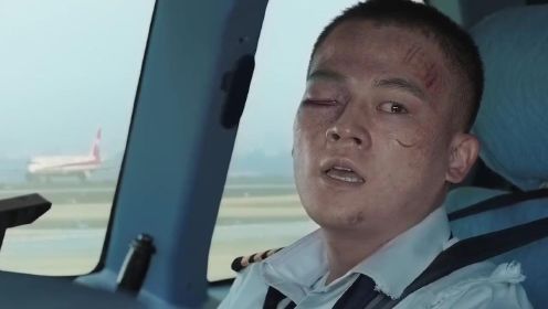 中国机长：飞机万米高空玻璃破碎，中国机长创世界奇迹，安全落地
