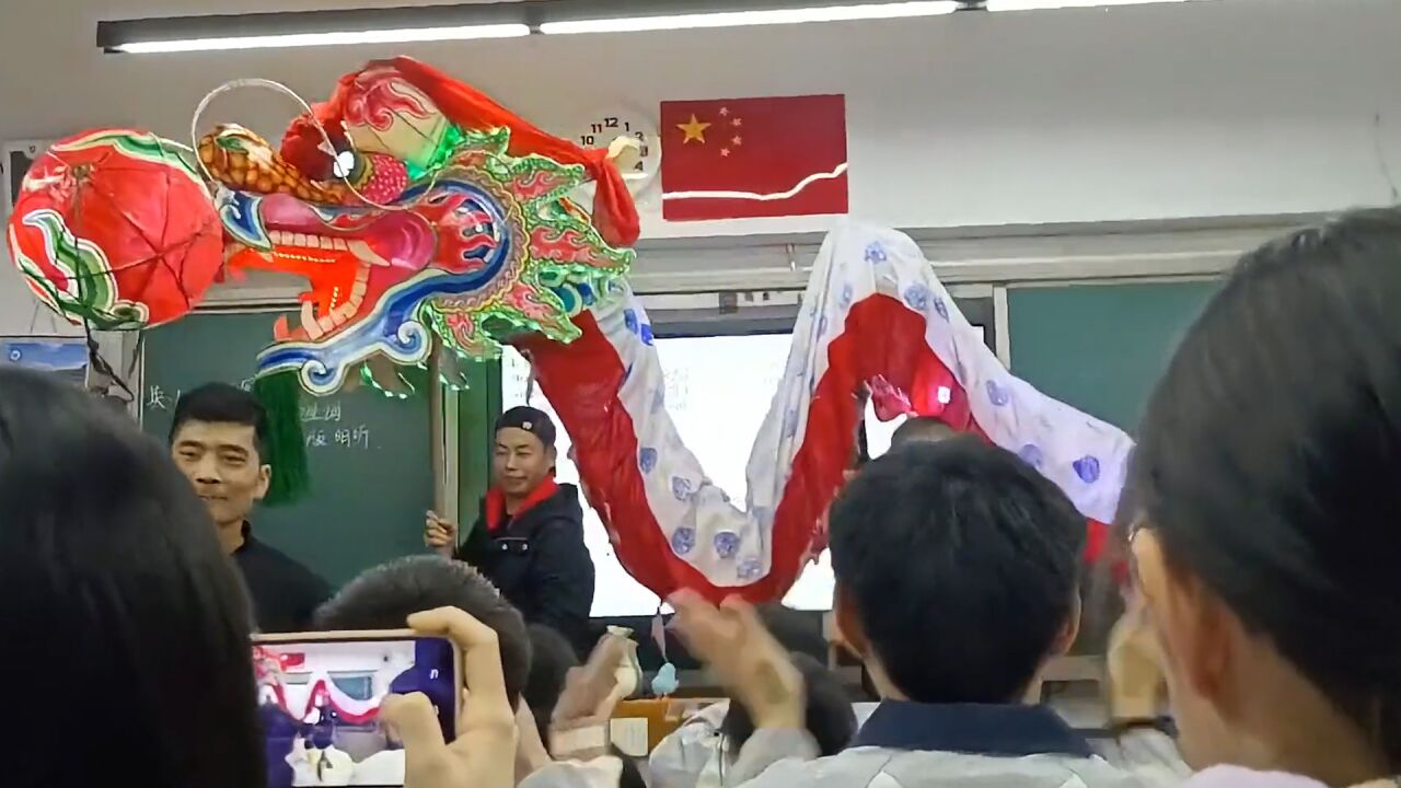 开学首日学校表演舞龙学生欢呼尖叫,同学:为中、高考增添福气