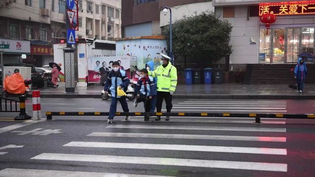 站好“护学岗”,上好“第一课”...鹰潭交警全力护航“开学季”