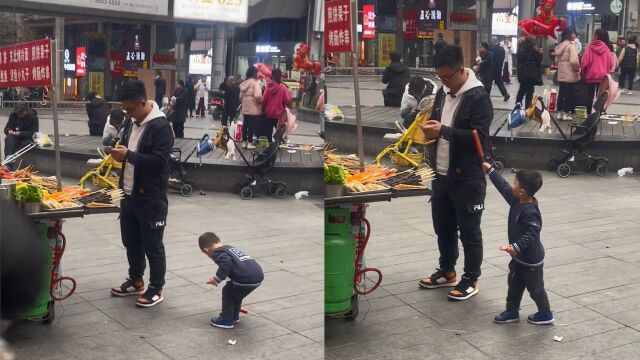 男孩烤肠掉地后立马捡起,下一秒毫不犹豫递给爸爸:父慈子“孝”