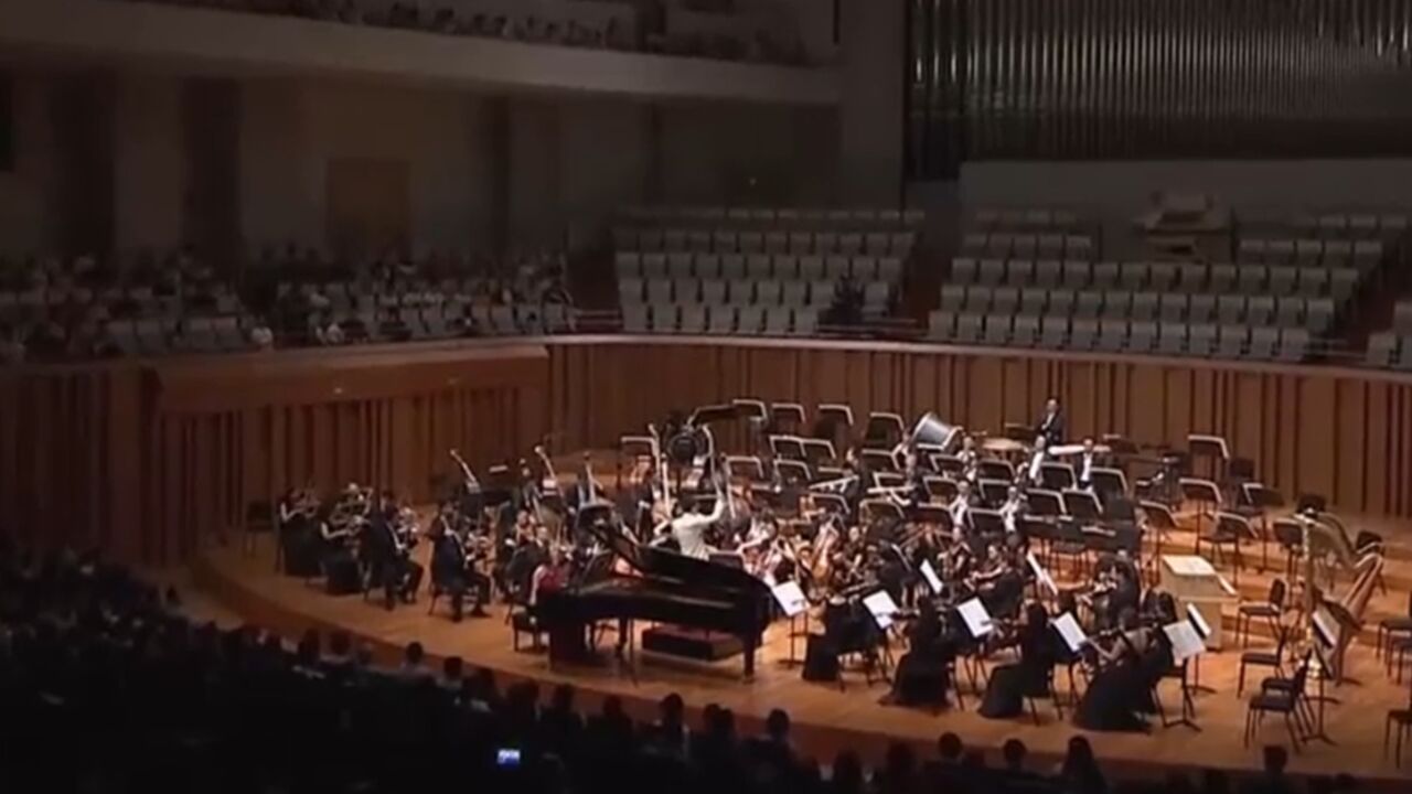 咏史华章!中国交响乐团演奏《第三钢琴协奏曲 第一乐章》,英勇和壮美的音乐!