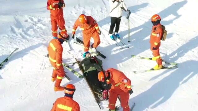 黑龙江|森林消防员雪域救援训练时救助滑雪受伤游客