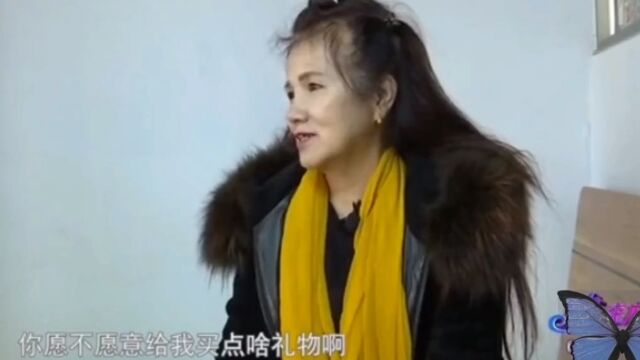 大爷相亲,上交工资卡后大妈又要大金镯子,大爷:没有这么干的