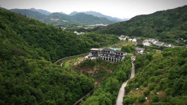 推窗就是峡谷山涧,这样的度假民宿你愿意住吗?#向往的民宿 #住进风景里 #去有风的地方又美又治愈