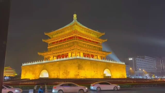 在东、西、南、北4条大街的交会处.初建于明洪武十七年1384年,原址在今西大街广济街口,明万历十年1582年,移建于现址.清乾隆五年1740年重修....