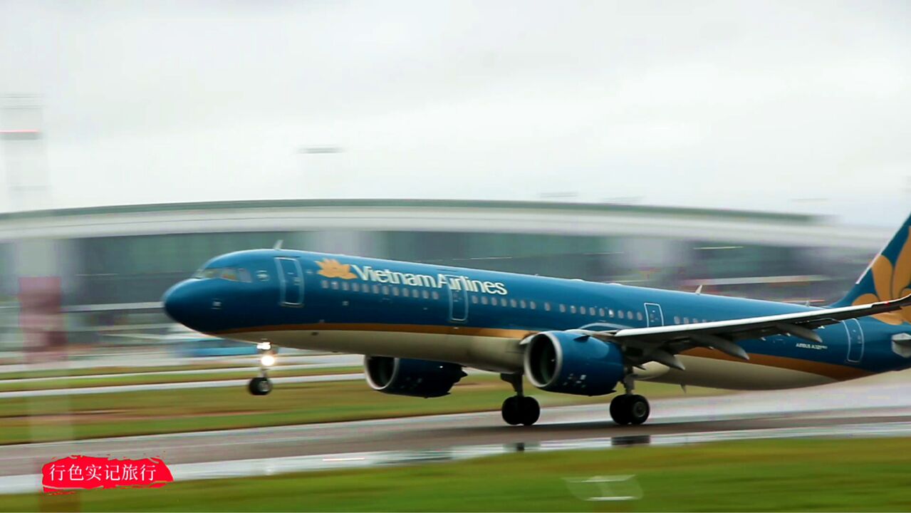 实拍越南航空空客321飞机侧风降落 雨中吹水起飞,机长有两把刷子