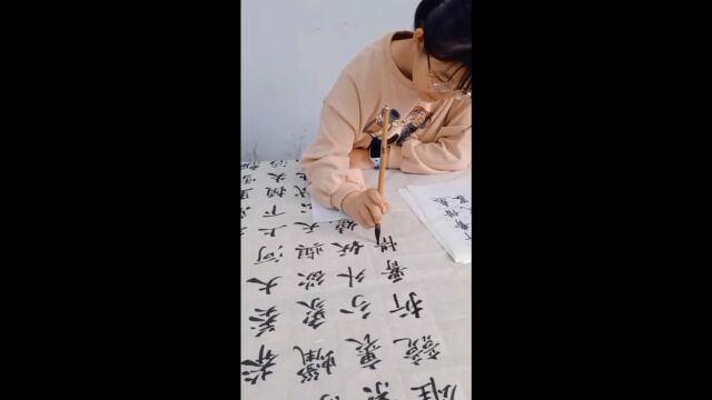 滨州书法培训‖成人班,学生班,硬笔班,毛笔班,应邀在学习强国APP开设书法讲座;山东教育卫视推介书法教育机构;齐鲁晚报三期相继推介艺术教学成...