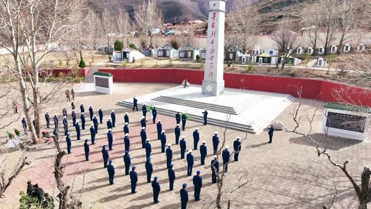 青山有幸埋忠骨,铭记历史祭英雄.昌都市消防救援支队组织开展清明节缅怀先烈祭扫活动.