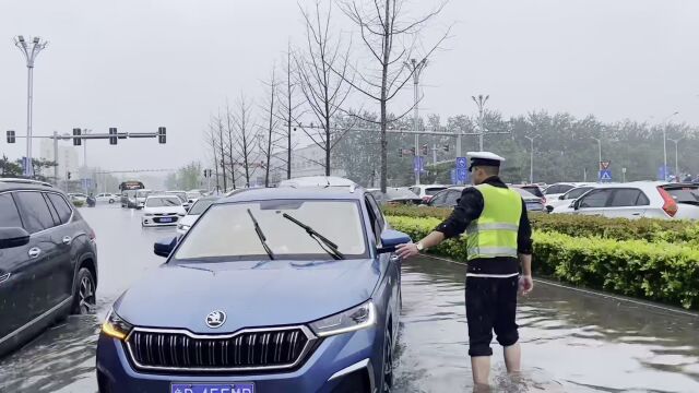 雨中交警,道路中最温情的路标