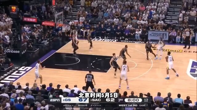 优质偶像！库里邀请自己抢七50分时，在现场怒吼球迷的全家观赛并送上亲签比赛用鞋